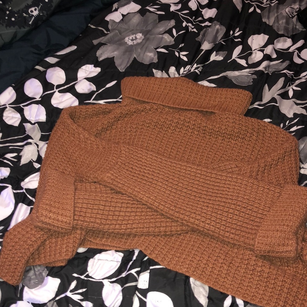 Cropped, and loose turtleneck with large collar.